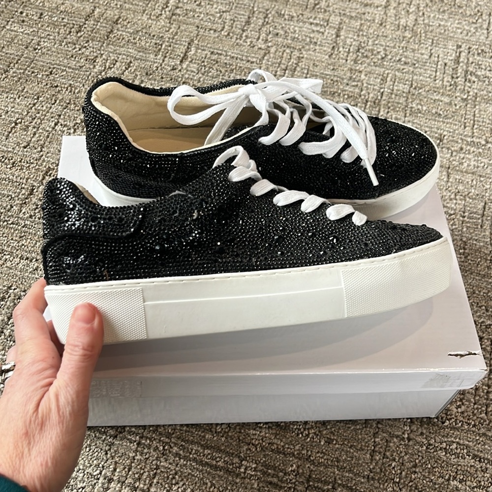 Black sneakers size 7 NEW!